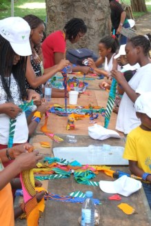 Pulseiras com garrafas plásticas e recortes de capulana