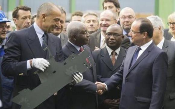 guebuza hand shake pambazuka